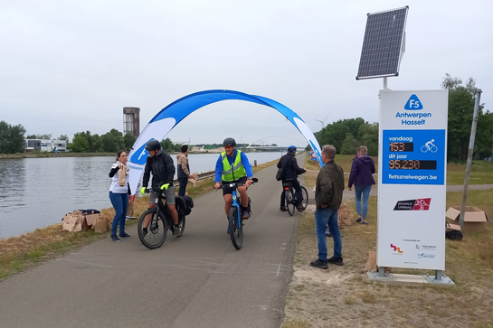 Collega's Mobiliteit tijdens actie Nationale Applausdag voor fietsers aan fietssnelweg F5