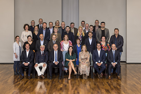 Groepsfoto van de provincieraadsleden, deputatie, gouverneur en provinciegriffier